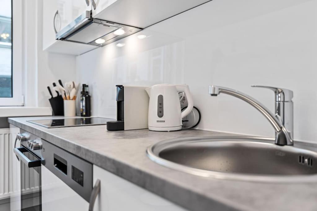 Cozy Apartment In Quiet Location, Fast Train Station 100M Away, Contactless Check-In Vienna Luaran gambar