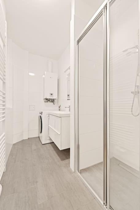 Cozy Apartment In Quiet Location, Fast Train Station 100M Away, Contactless Check-In Vienna Luaran gambar
