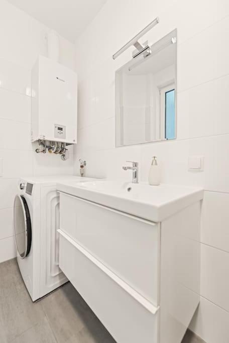 Cozy Apartment In Quiet Location, Fast Train Station 100M Away, Contactless Check-In Vienna Luaran gambar